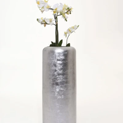 Kulatý květináč ve tvaru válce, šedá barva s texturou, lesk - v interiéru